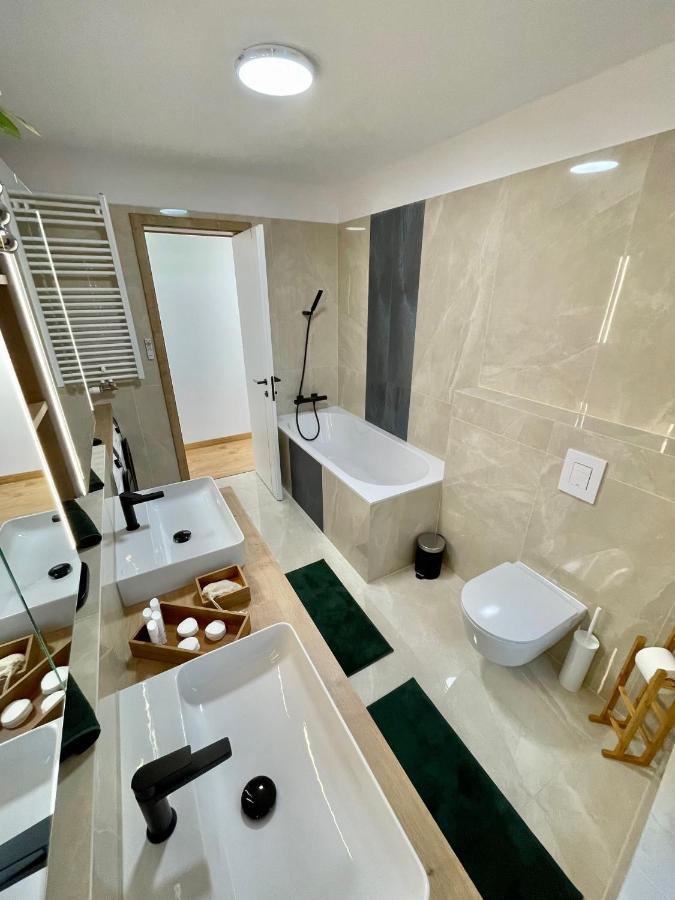 Appartamento Centropolitan Penthouse #Jacuzzi #Freeparking Budapest Esterno foto