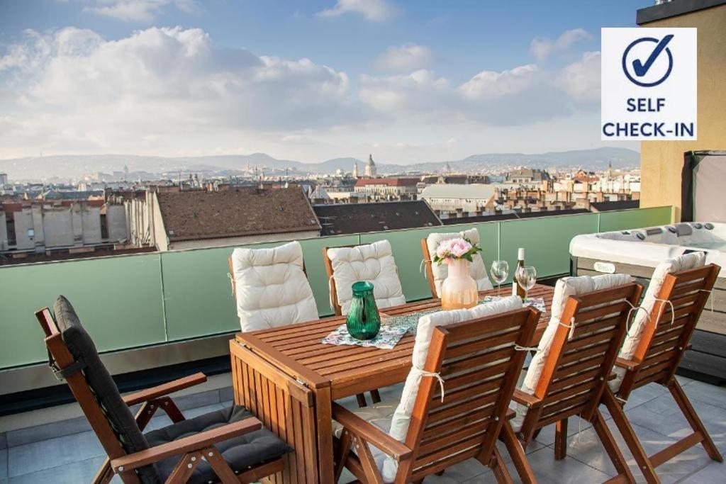 Appartamento Centropolitan Penthouse #Jacuzzi #Freeparking Budapest Esterno foto